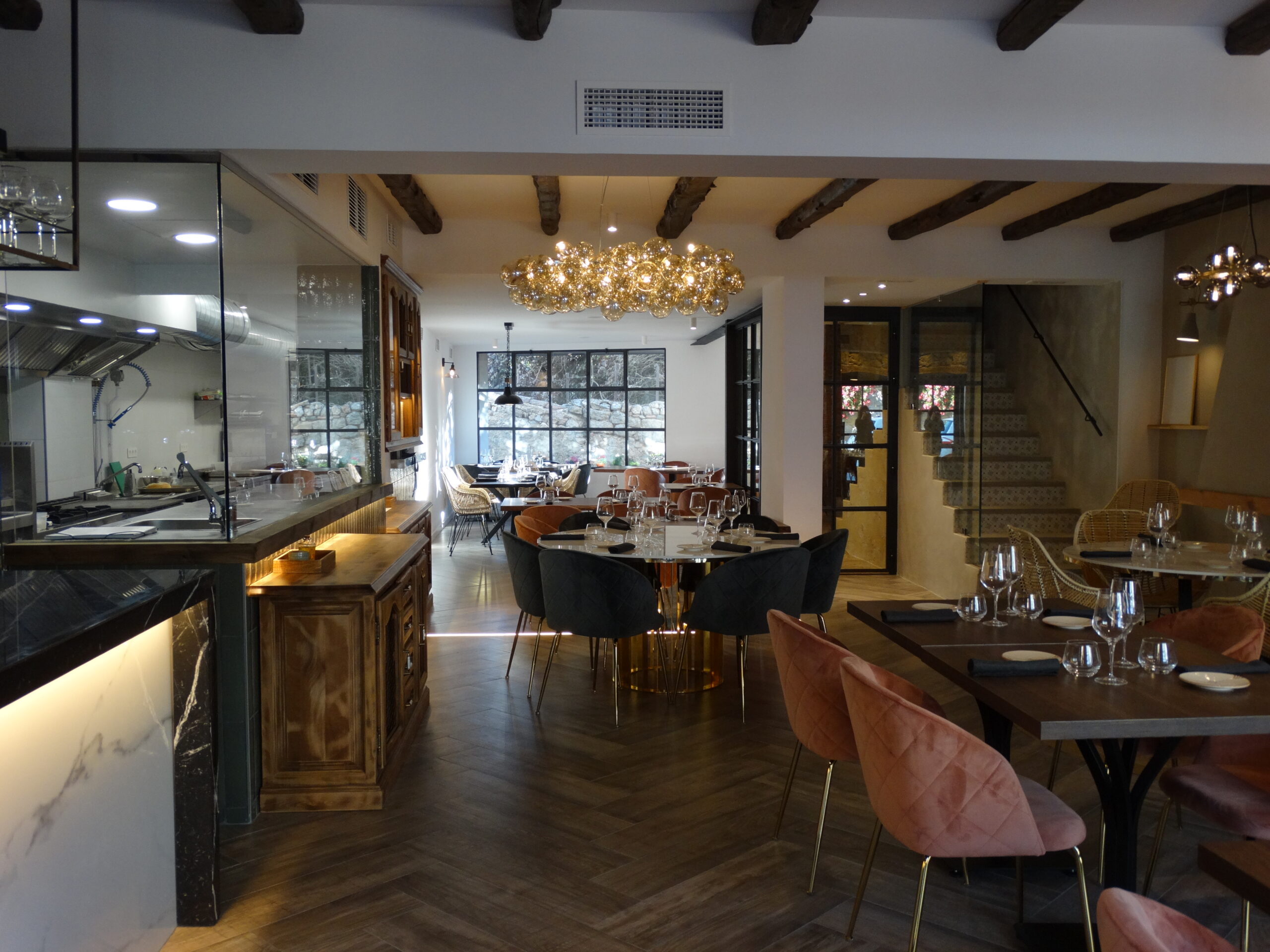 Interior elegante de restaurante con cocina a la vista.