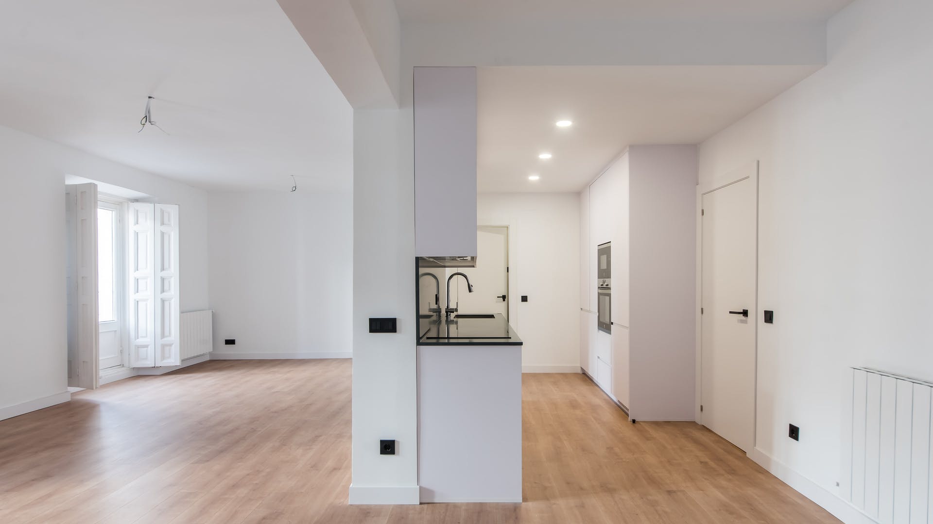 Salón moderno y cocina integrada en vivienda luminosa.