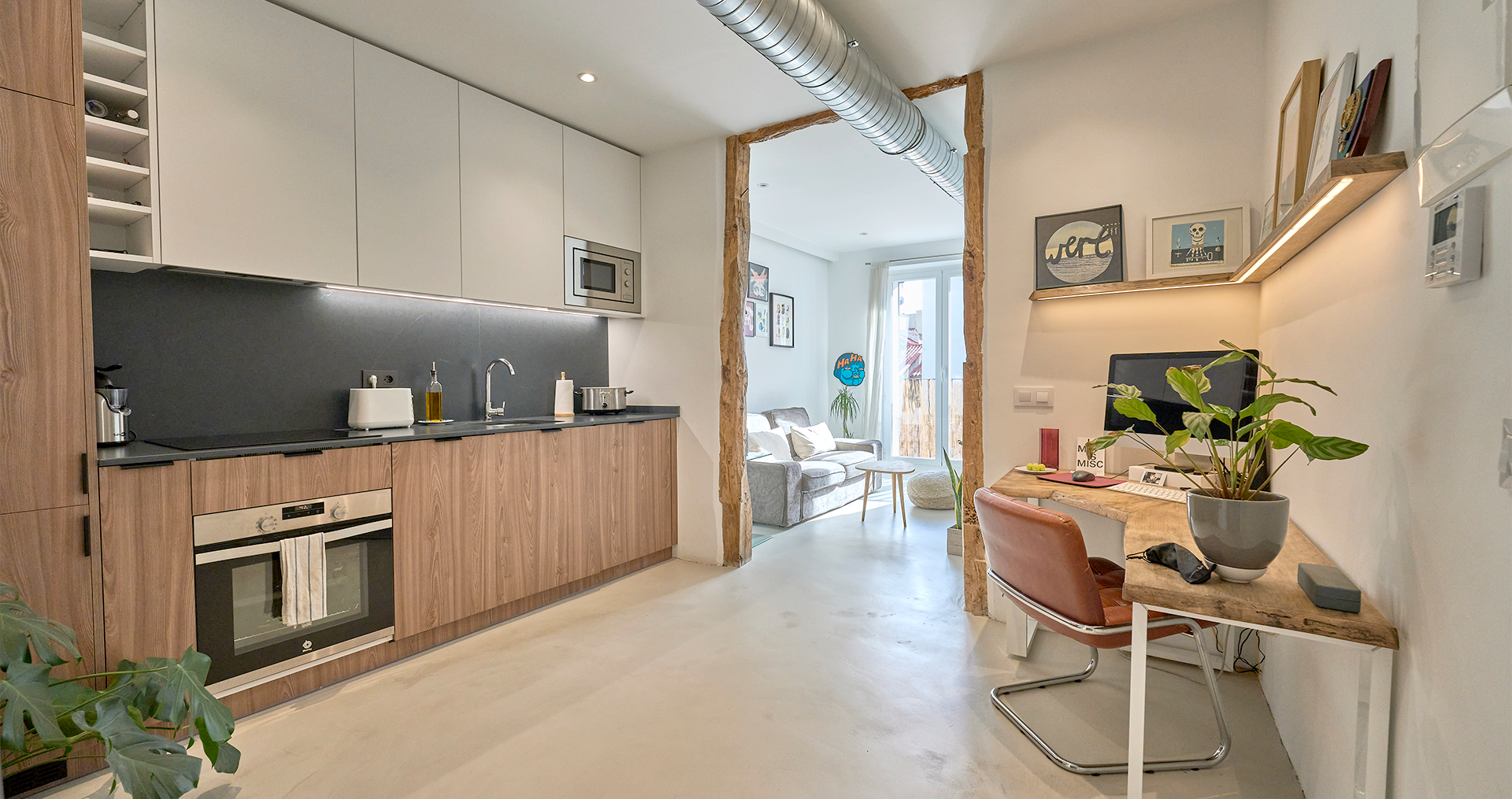 Cocina moderna y comedor pequeño en espacio abierto.