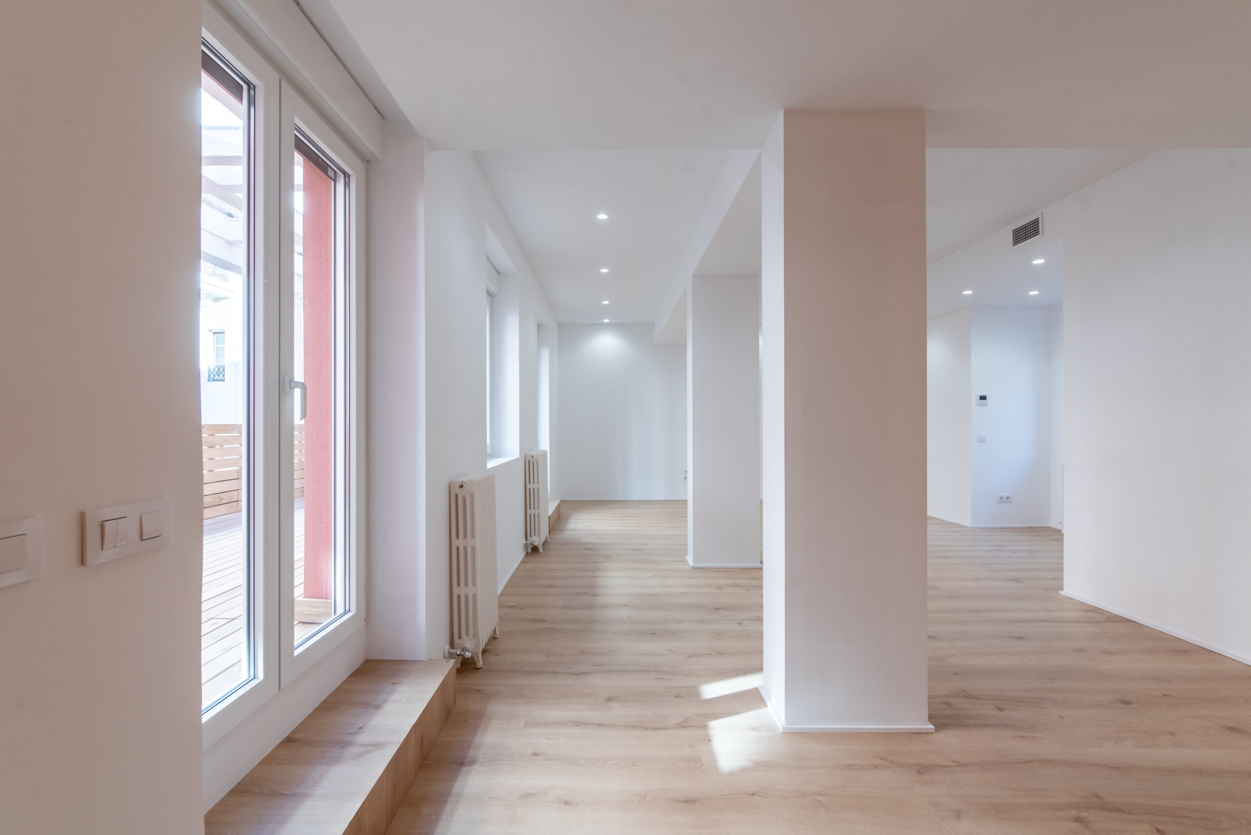 Interior luminoso y moderno con suelo de madera clara.