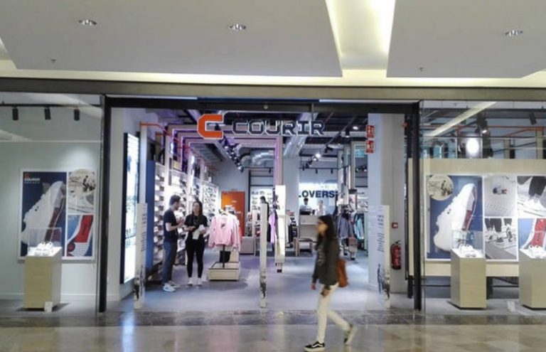 Tienda Courir en centro comercial con zapatillas y ropa.