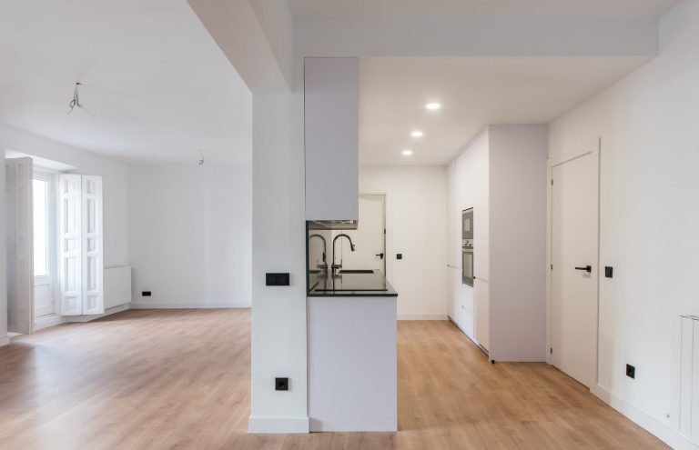 Salón moderno y cocina integrada en vivienda luminosa.