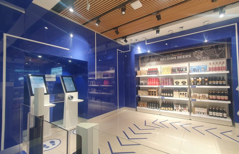 Estanterías con cervezas belgas en tienda de aeropuerto.
