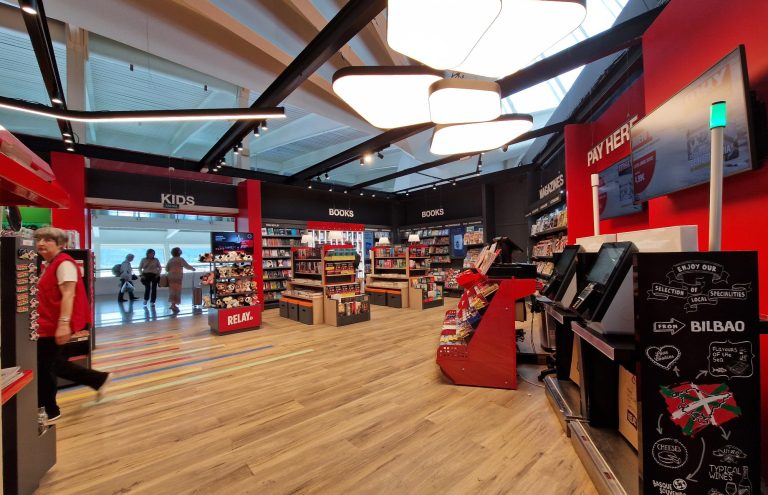 Tienda de libros y souvenirs en aeropuerto Bilbao.
