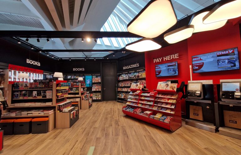 Tienda de libros y revistas en aeropuerto.