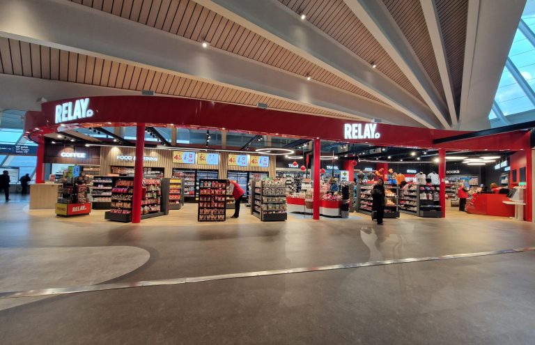 Tienda Relay en aeropuerto con comida, libros y café.