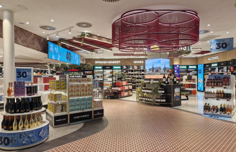 Tienda Duty Free con licores, vinos y productos españoles.