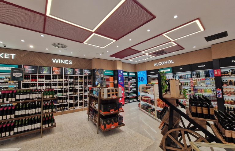 Estanterías de vinos y licores en supermercado moderno.