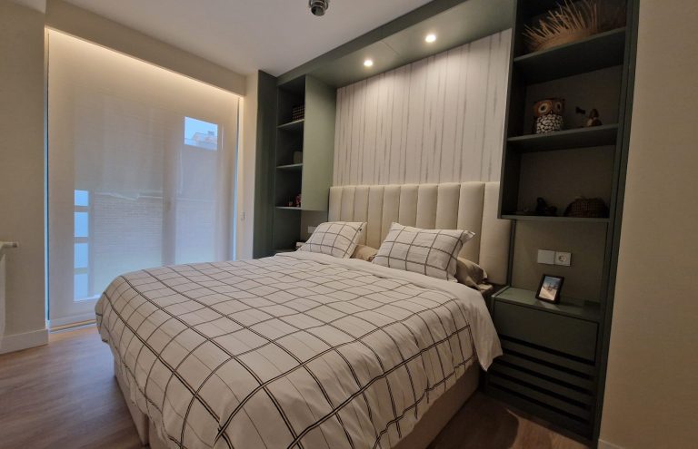 Dormitorio moderno con cama grande y decoración minimalista.