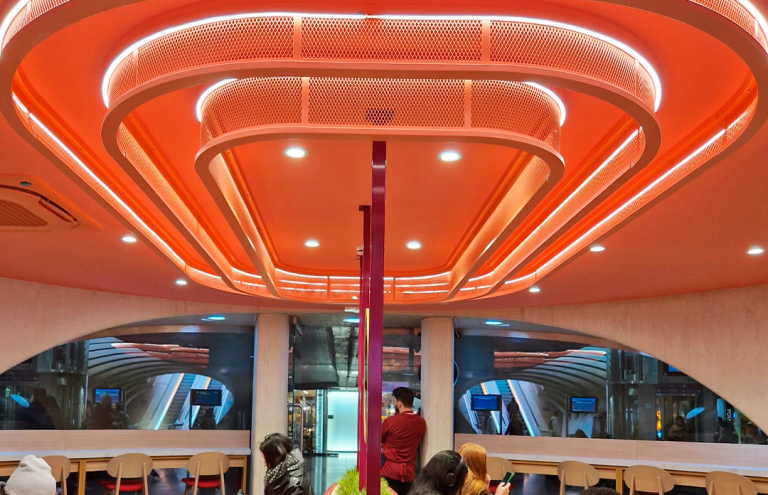Interior moderno de restaurante con diseño naranja y luces LED.