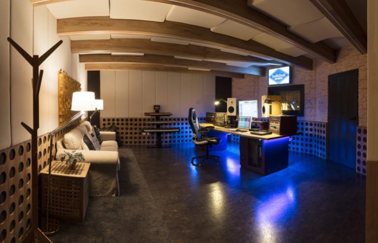 Estudio de grabación profesional con iluminación y acústica moderna.