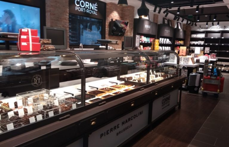 Vitrinas de bombones y chocolates Pierre Marcolini en tienda.