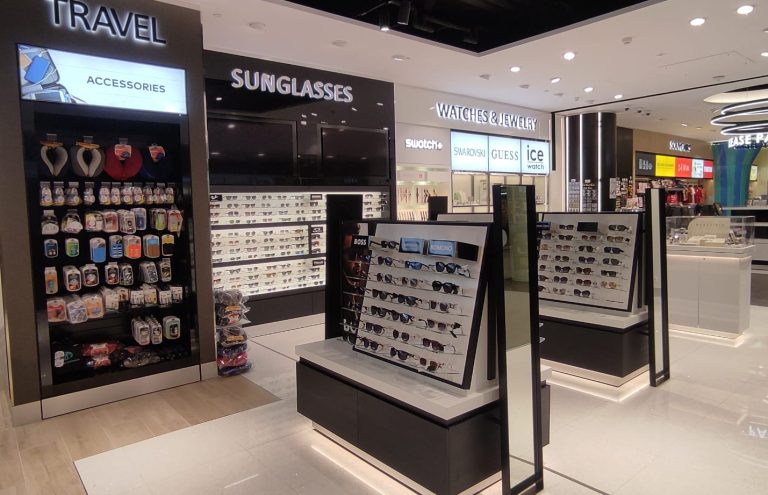 Gafas de sol, relojes y accesorios en tienda.