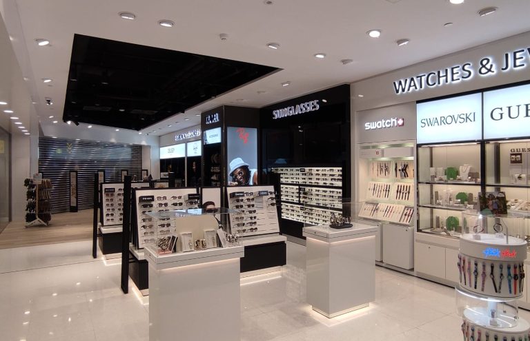 Tiendas de gafas, relojes y joyería en centro comercial.