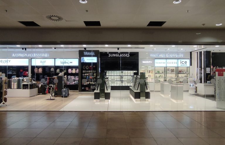 Tiendas de accesorios, gafas y relojes en centro comercial.