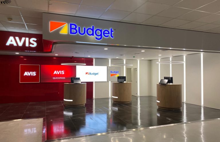 Oficinas de alquiler de coches Avis y Budget.