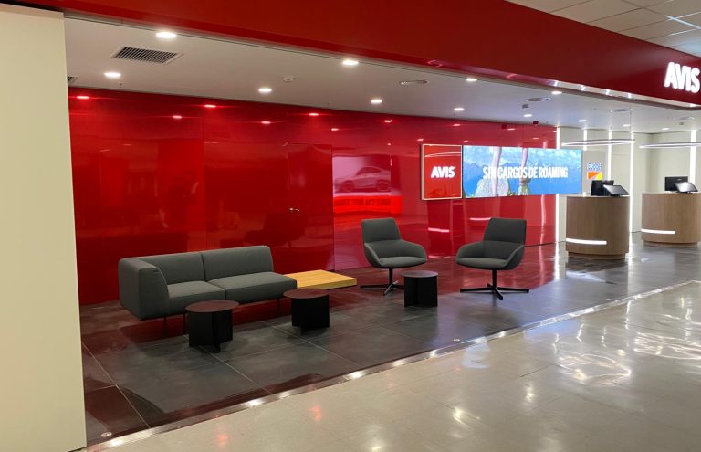 Interior moderno de oficina de alquiler de coches Avis.