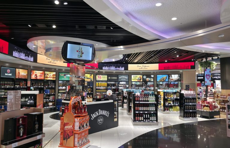 Tienda de licores y bebidas alcohólicas en aeropuerto.