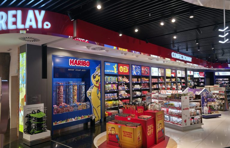 Tienda de dulces y revistas en aeropuerto Relay.