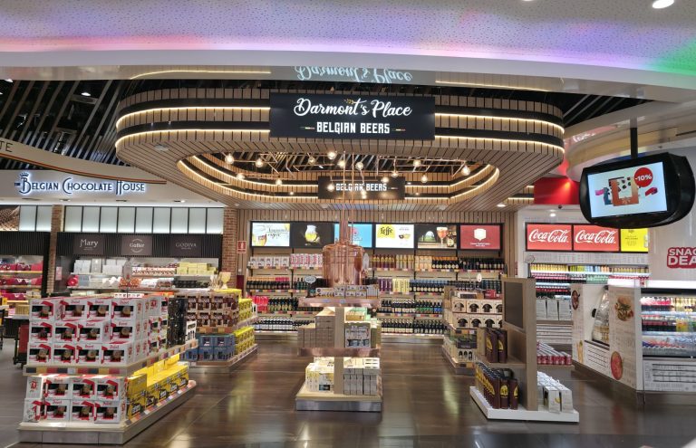 Tienda de cervezas belgas y chocolates en aeropuerto.