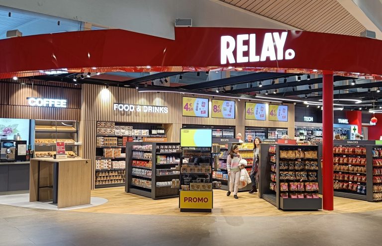 Tienda Relay en aeropuerto con comida, bebidas y revistas.