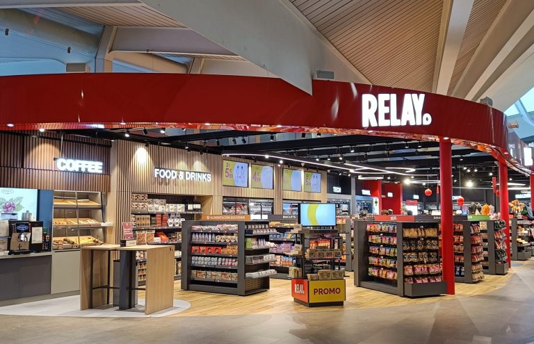 Tienda Relay en aeropuerto: café, comida y bebidas.