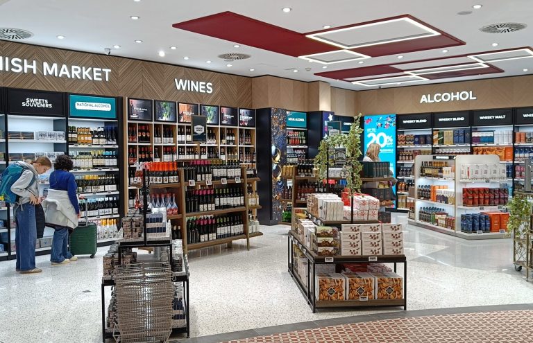 Tienda de vinos, licores y productos españoles en aeropuerto.