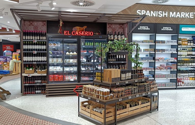 Mercado español con vinos, licores y productos gourmet.