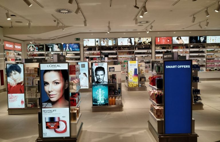 Expositor de cosméticos y productos de belleza en tienda.