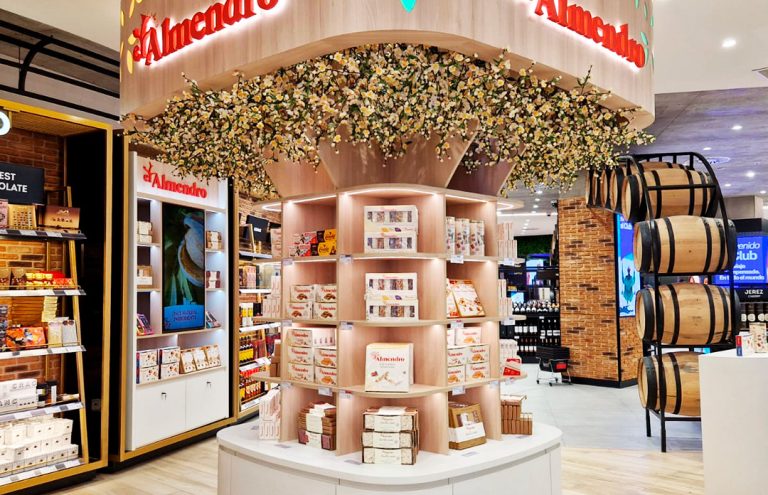Tienda de chocolates Almendro con decoración floral y barriles.
