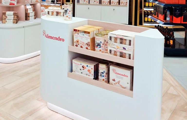 Expositor de bombones y dulces Almendro en tienda.